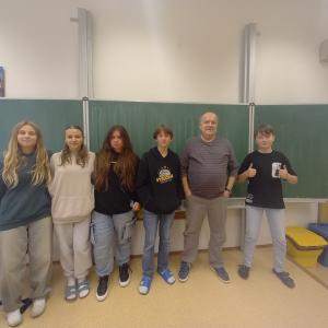 tym-spolecna-fotografie-s-pametnikem.jpg